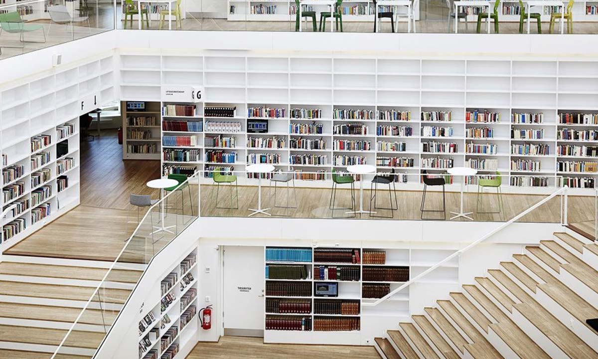 Bambusgulv i stort bibliotek