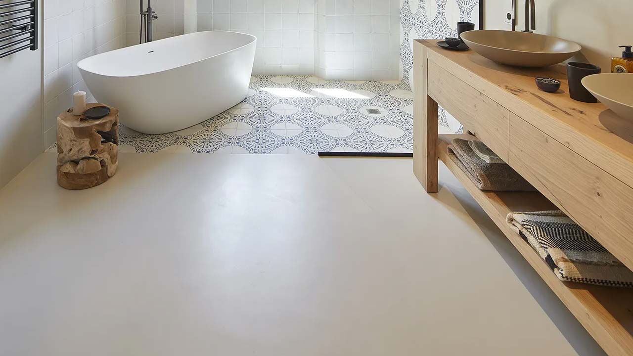 Badeværelse med microcementgulv og fliser