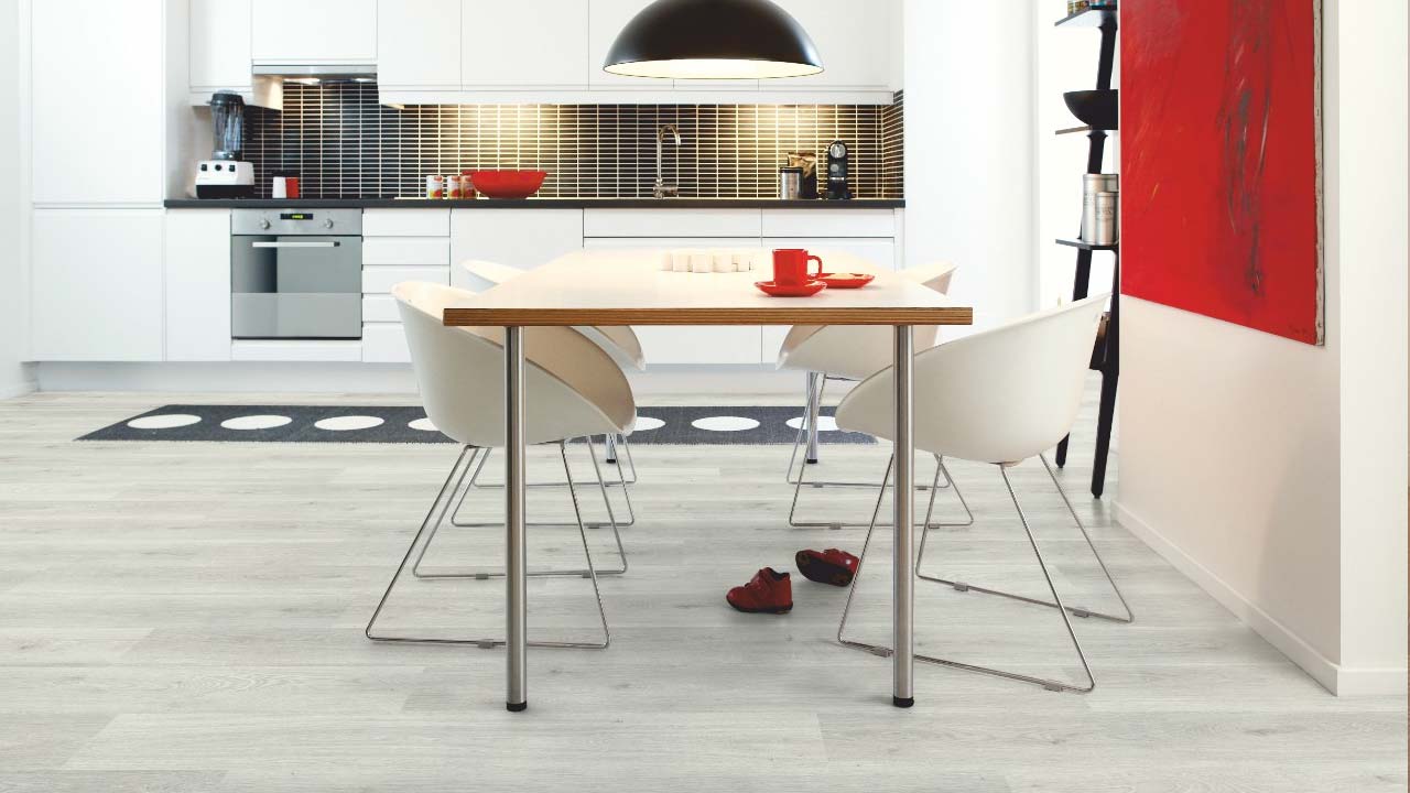 Lyst Pergo spisestuegulv i forlængelse af køkken