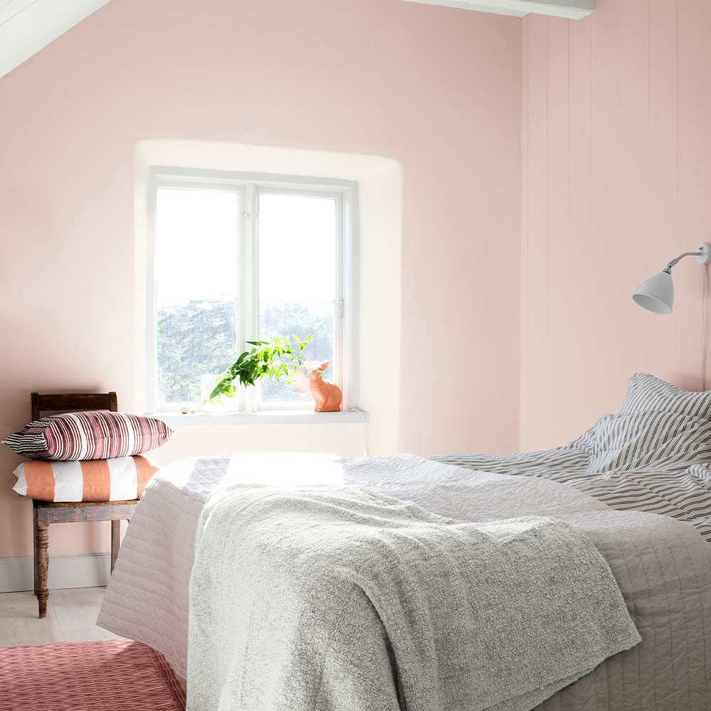 Vægmaling i røde og lyse rosa farver