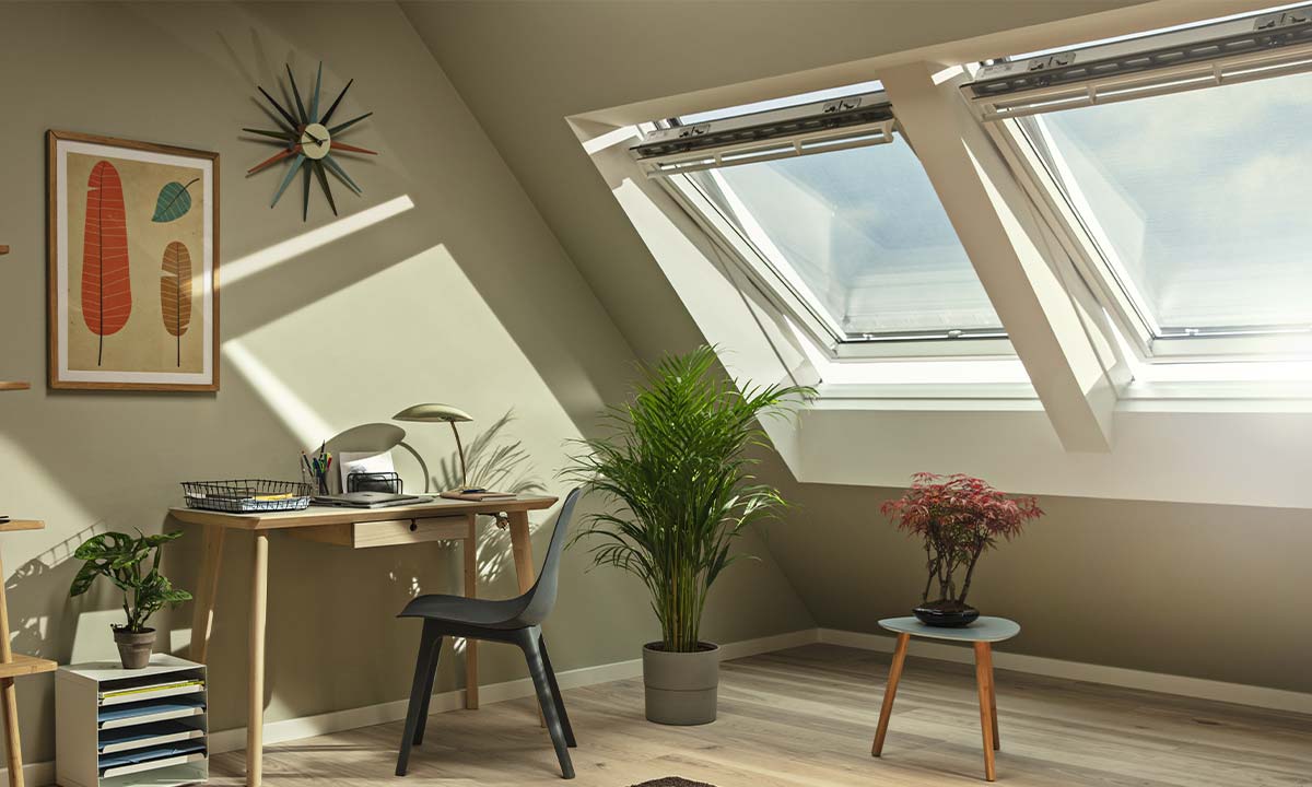 Skr&aring; ovenlysvinduer fra Velux
