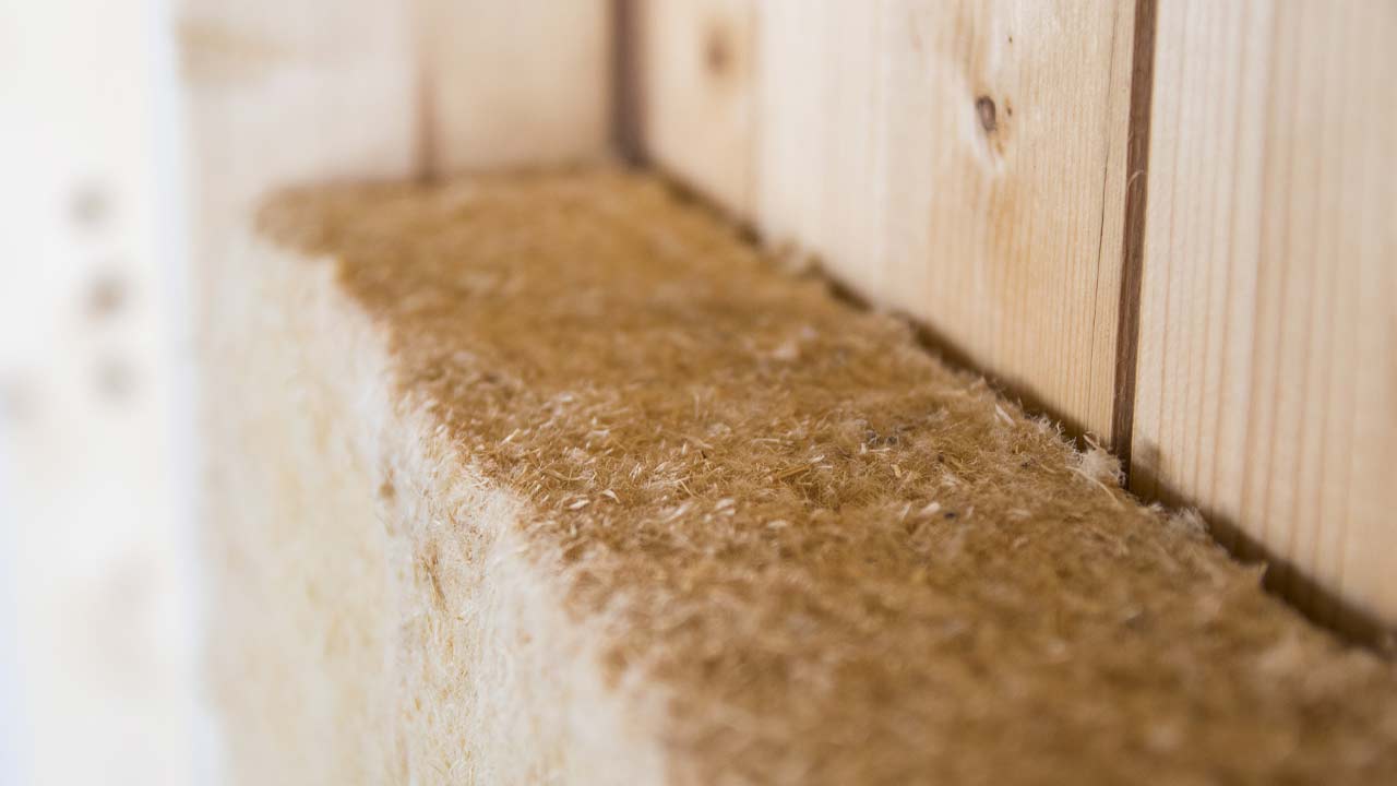 v&aelig;g i tr&aelig;hus med tr&aelig;fiberisolering