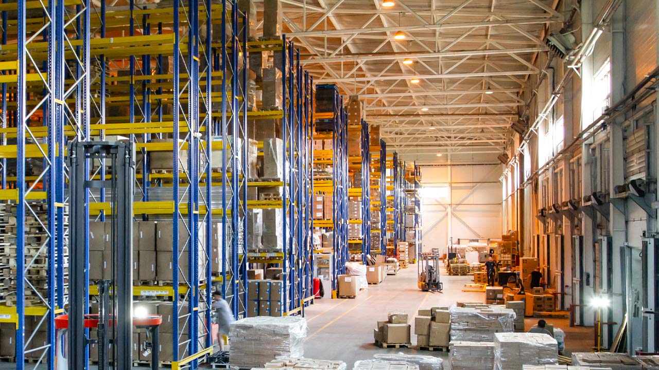 Krydsfiner loft i industribygning