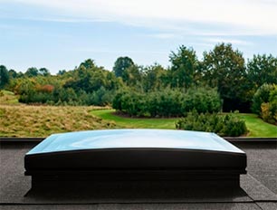 Fladtagsvindue med buet glas