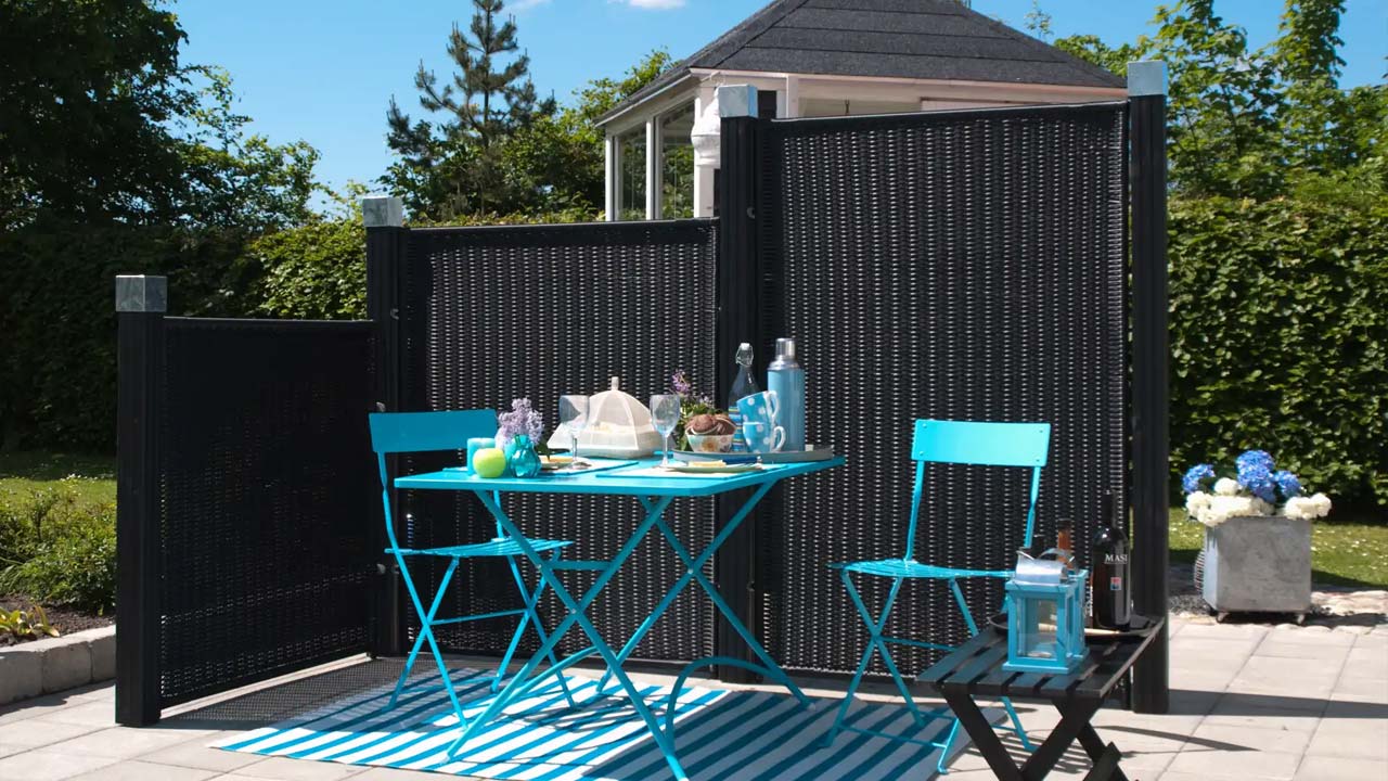 Polyrattan hegn som læhegn i haven