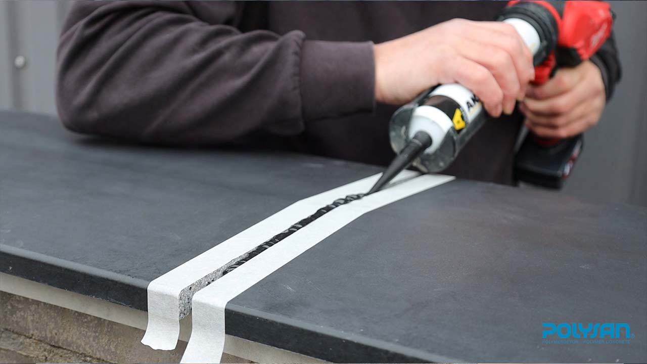 Samling af murafdækning med fugemasse