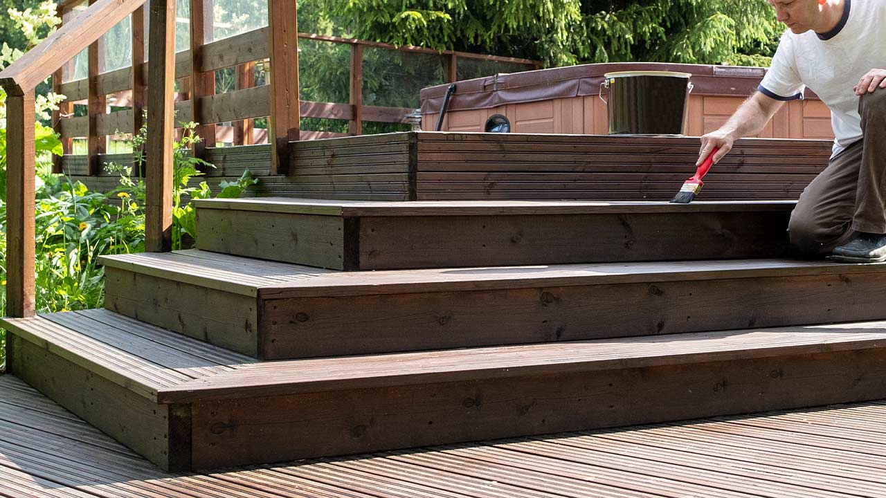 Vedligehold af træterrasse med terrasseolie