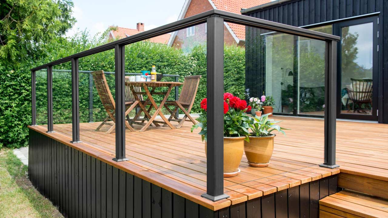 Træterrasse med glashegn