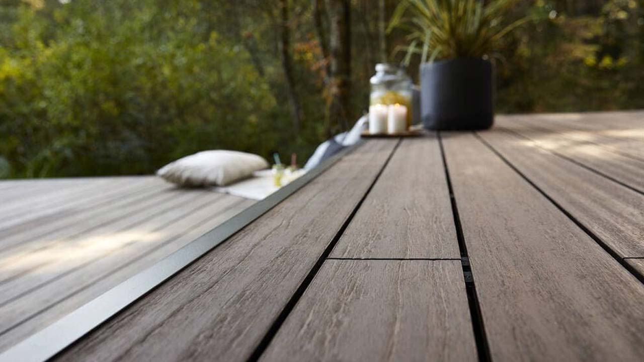 Afslutningsskinne p&aring; komposit terrassebr&aelig;dder