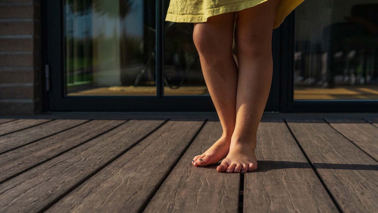 Trygge f&oslash;dder p&aring; komposit terrassebr&aelig;dder