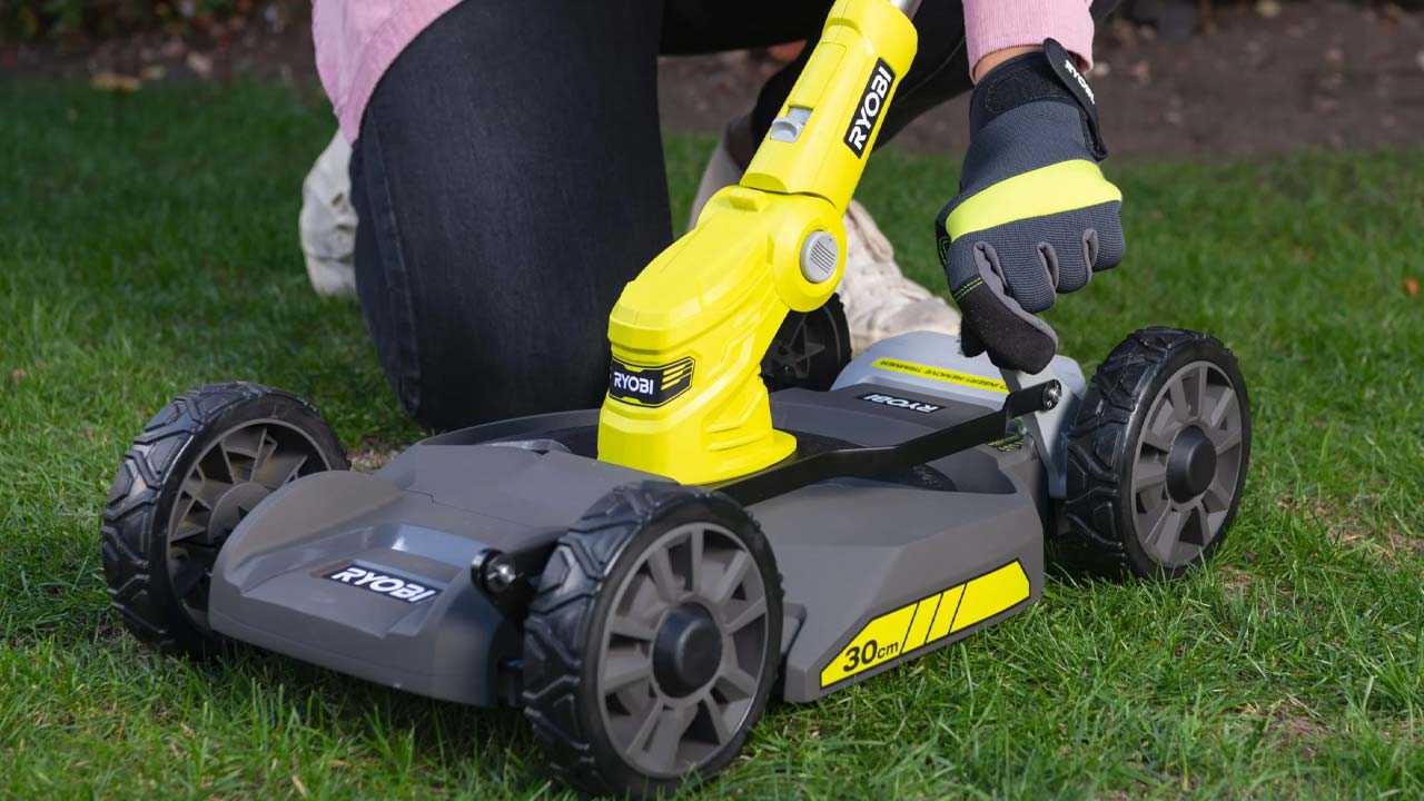 Ryobi gr&aelig;strimmer og pl&aelig;neklipper i et
