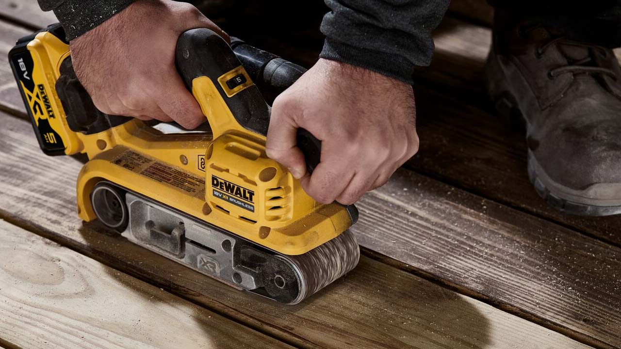 DEWALT båndsliber der sliber terrassebrædder