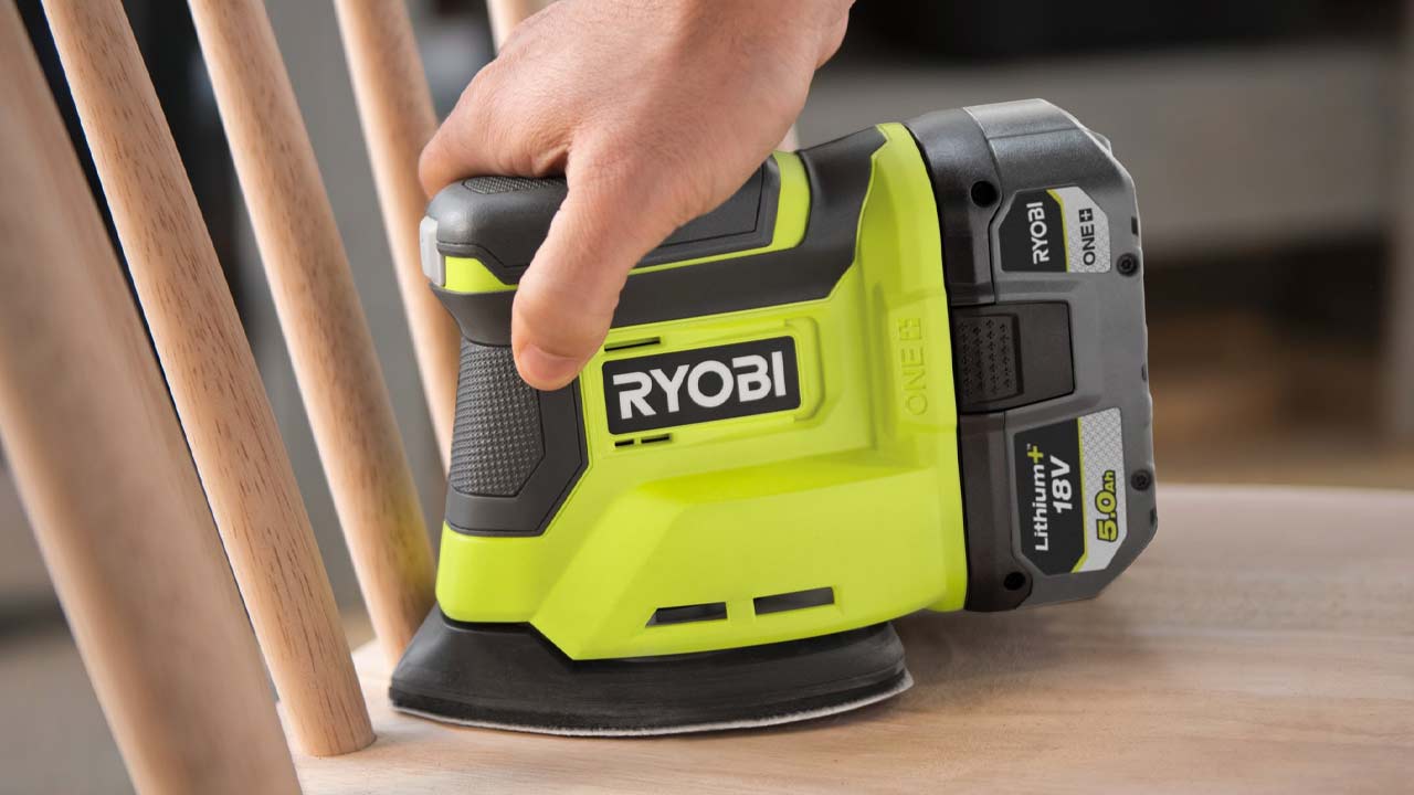 Ryobi deltasliber sliber sædet på en stol