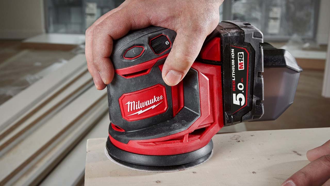 Slibning af træplade med Milwaukee excentersliber