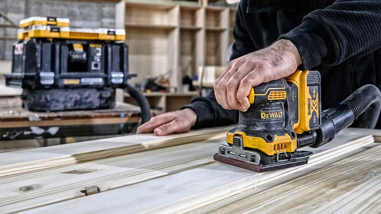 DEWALT 18V rystepudser med støvsuger tilsluttet