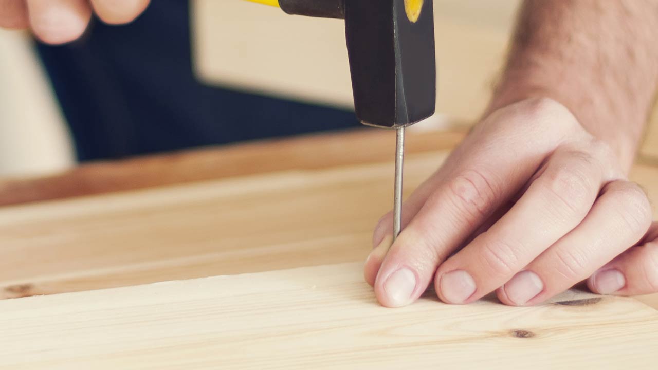 Hammer der slår søm i træ