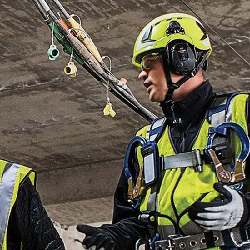 Udvalg af huer og hjelme i hovedbekl&aelig;dning