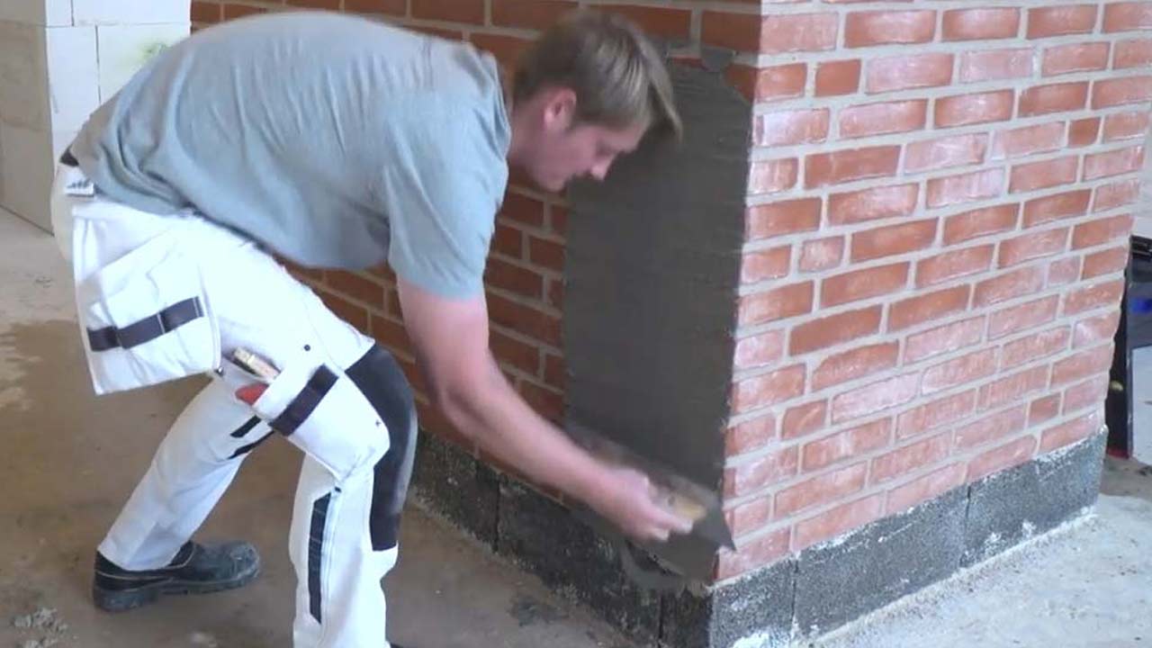 Pudsning af væg vha. cement fra Aalborg Portland