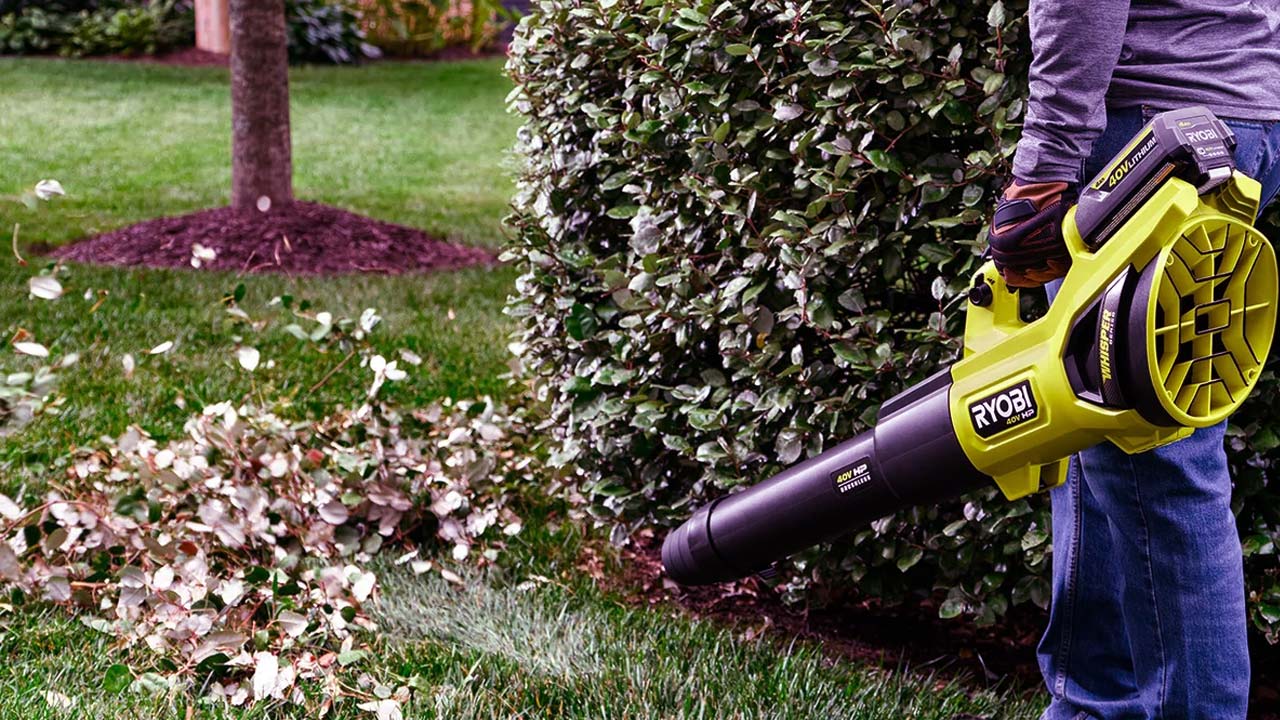 Løvblæser og havemaskiner fra Ryobi