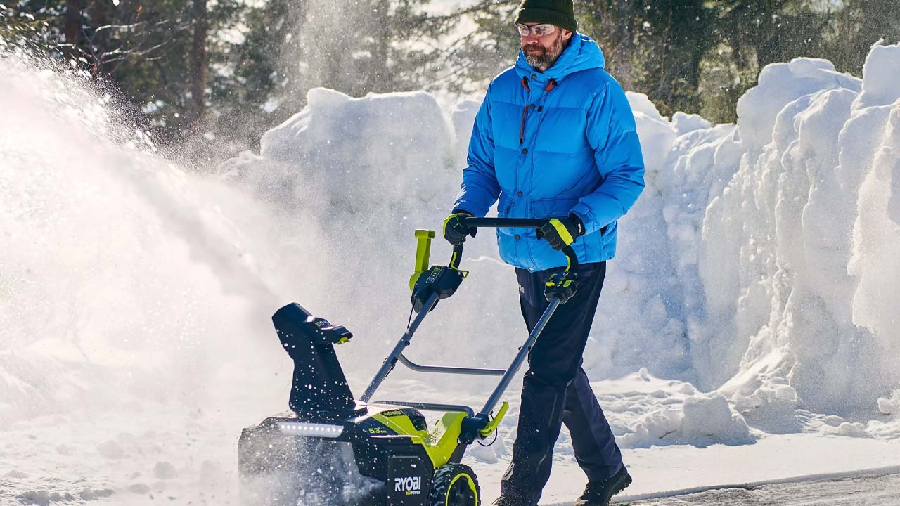 Ryobi sneslynge i store mængder sne
