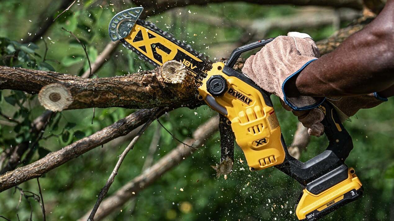 DEWALT grensav der saver i døde grene