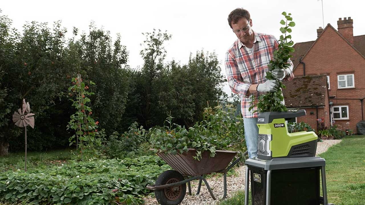 Ryobi kompostkv&aelig;rn laver flis af h&aelig;k