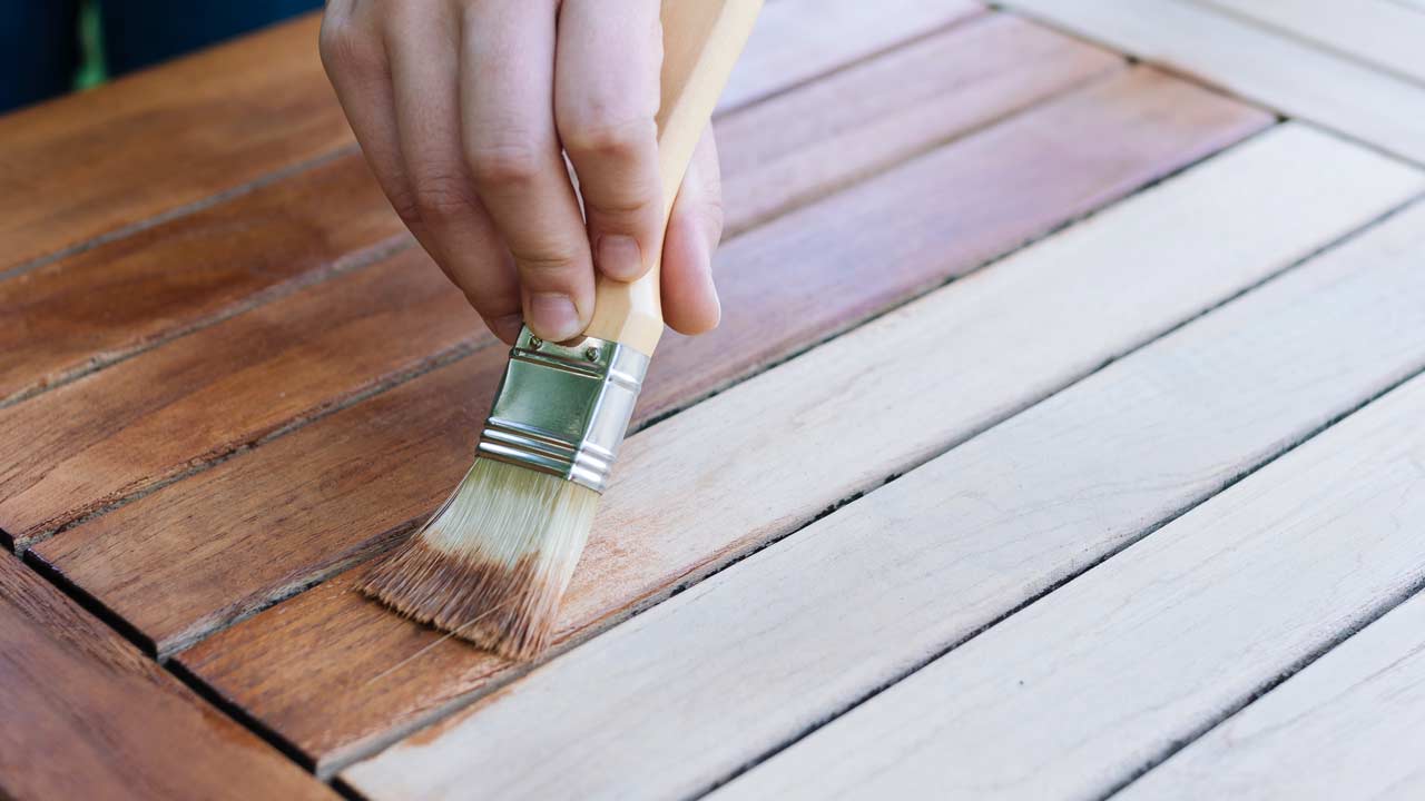 Træolie giver dine havemøbler beskyttelse og holdbarhed