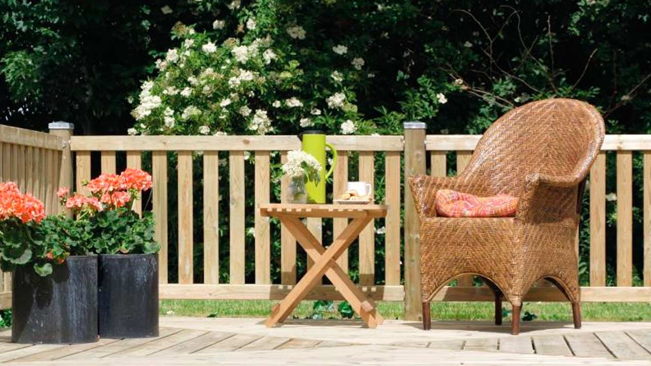 Hegnsstolper med stolpehatte som havehegn