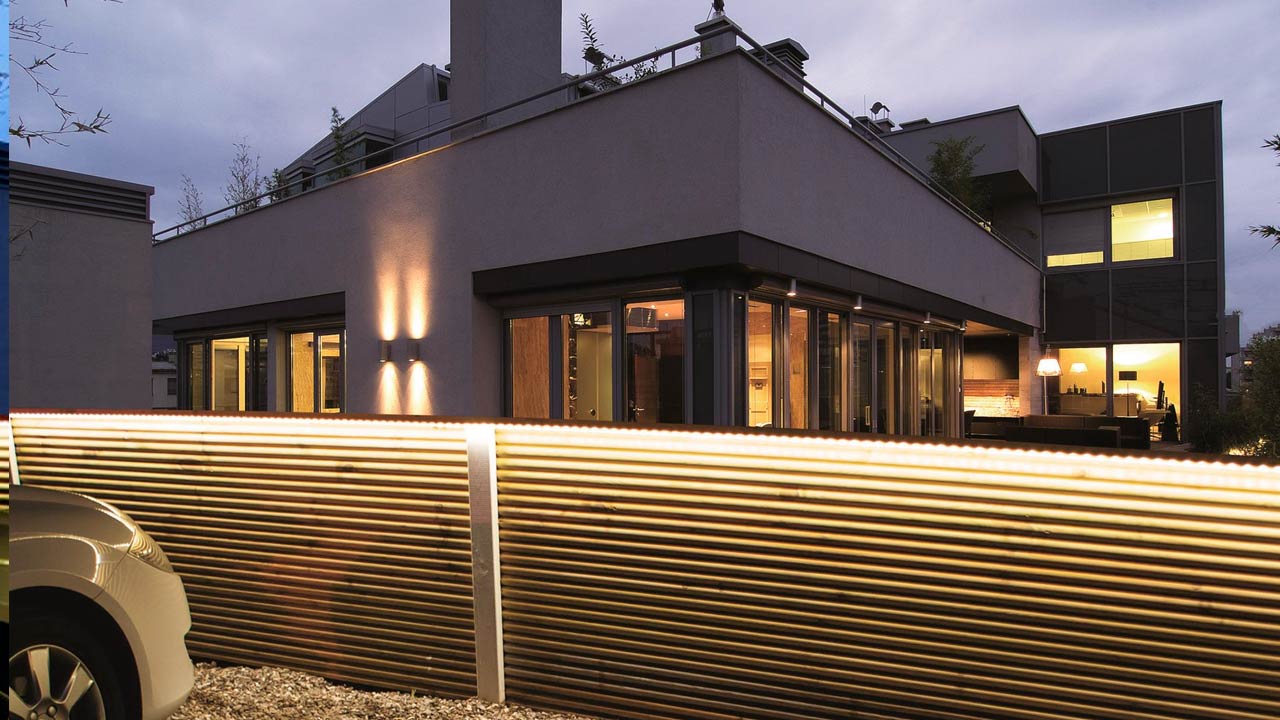 Flot systemhegn med LED lys i skinner