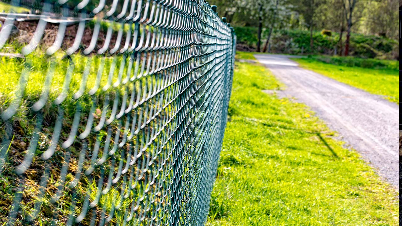 Grønt trådhegn brugt som vildthegn