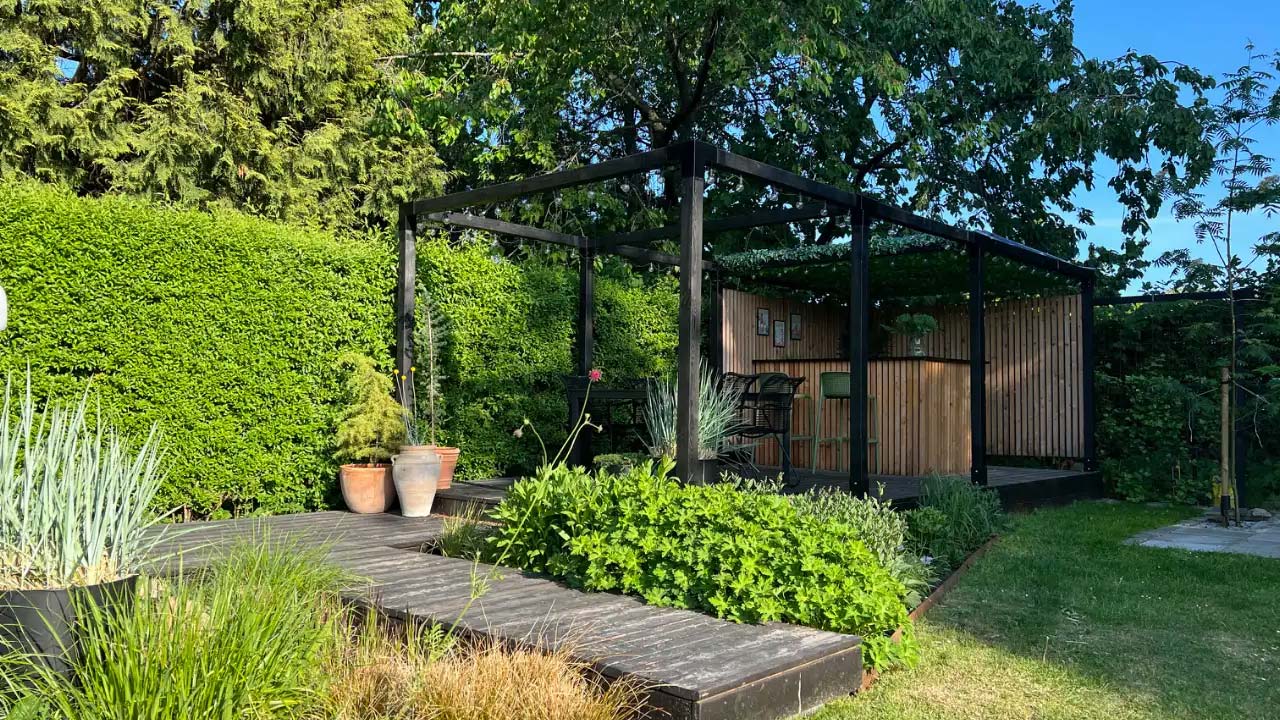 Have indrettet med Pergola