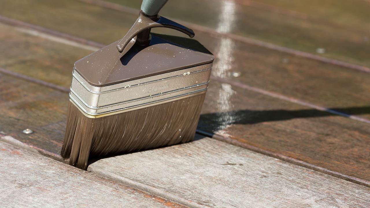 Maling med terrasseolie på kedeligt træ