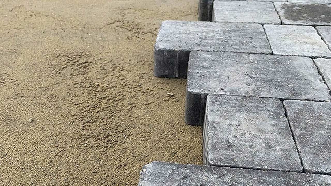 Bel&aelig;gningssten p&aring; j&aelig;vnt underlag