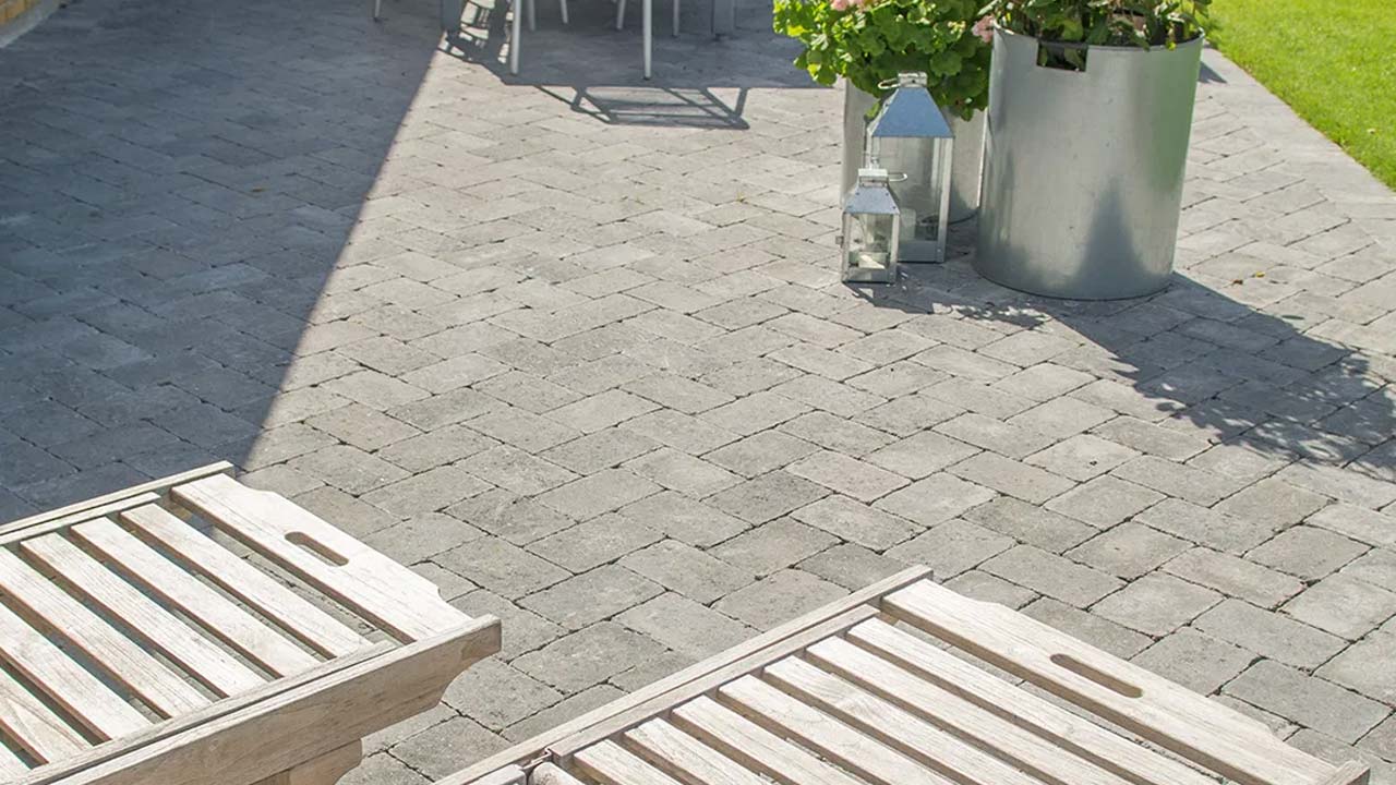 Terrasse med bel&aelig;gning af herreg&aring;rdssten