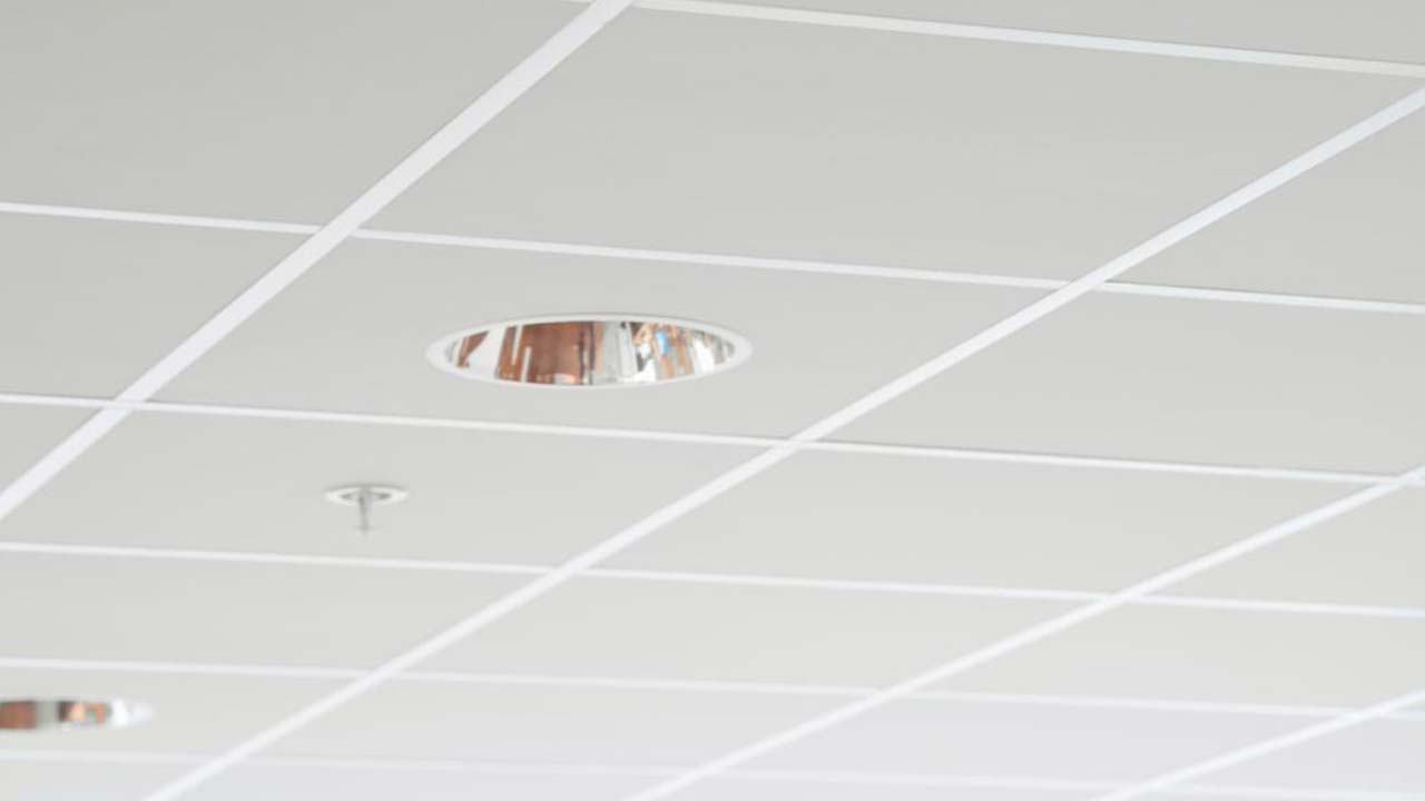 Akustikplader som akustikloft med lamper