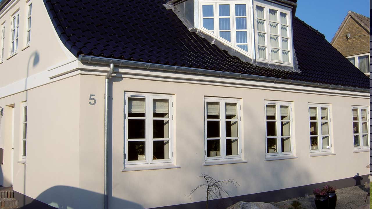 Lys facademaling på husvægge