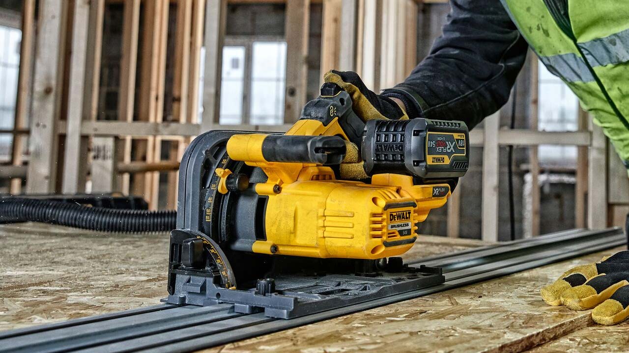 DEWALT dyksav med skinne skærer i OSB plade