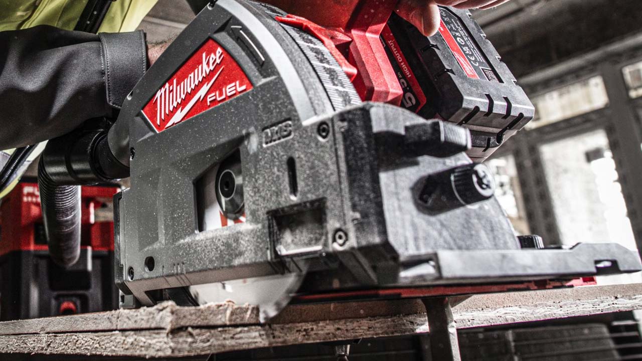 Milwaukee dyksav med skinne skærer i træplade
