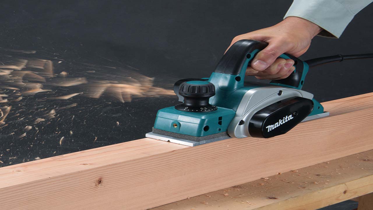 Makita elhøvl der høvler træ