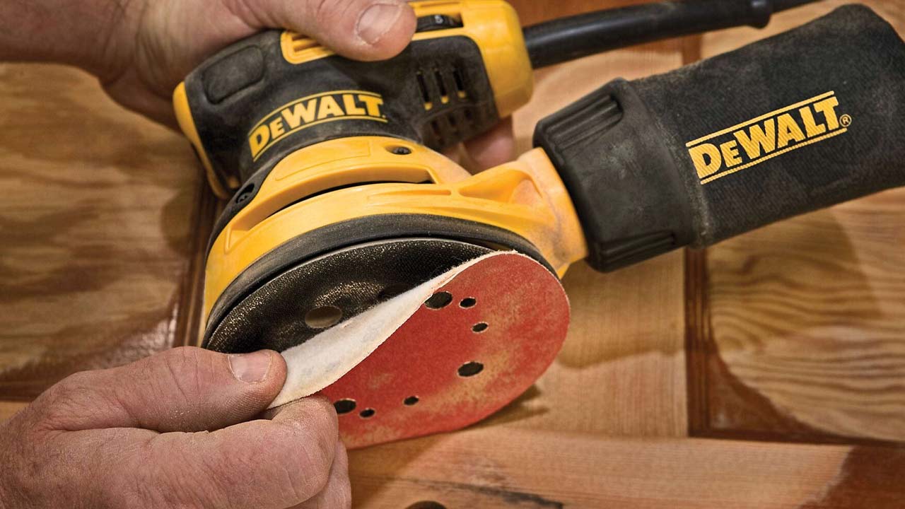 Dewalt excentersliber hvor slibepapiret tages af