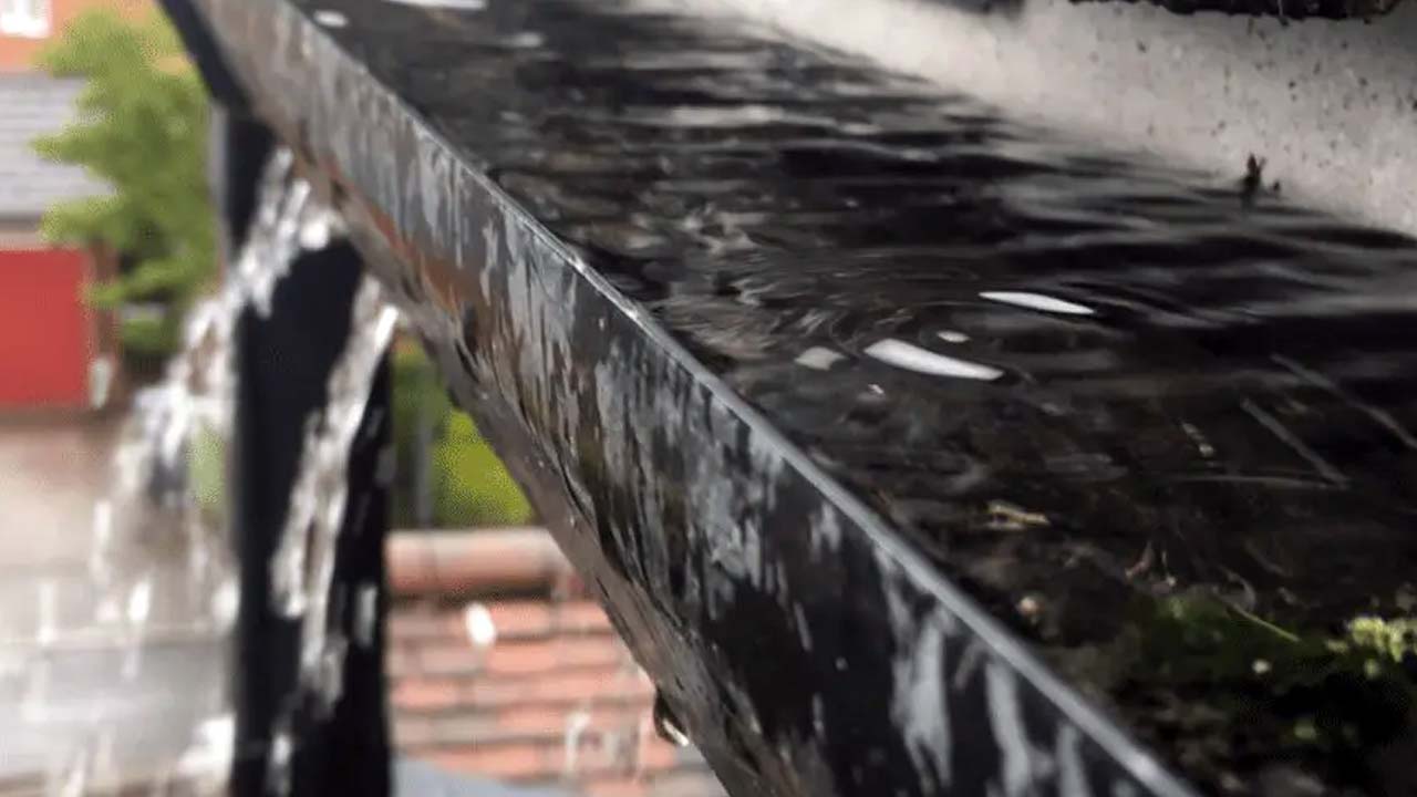 Tagrende fyldt med regnvand under skybrud