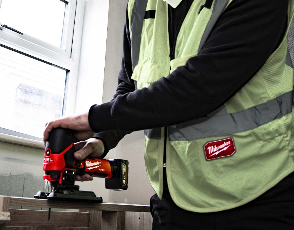 Savning i tr&aelig;plade med Milwaukee M12 stiksaven FSJ-0