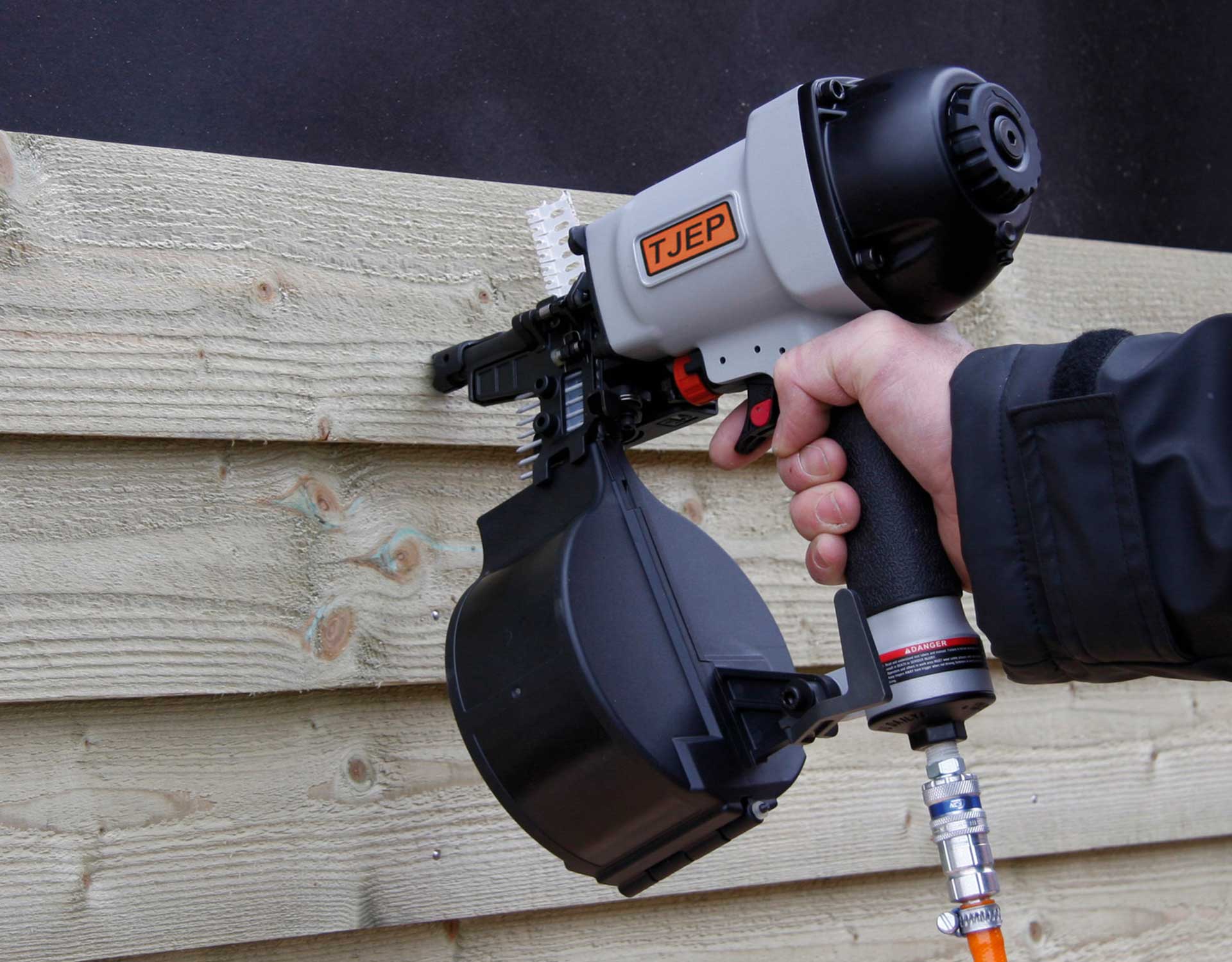 Tjep tromlesømpistol i test på hegnsbrædder